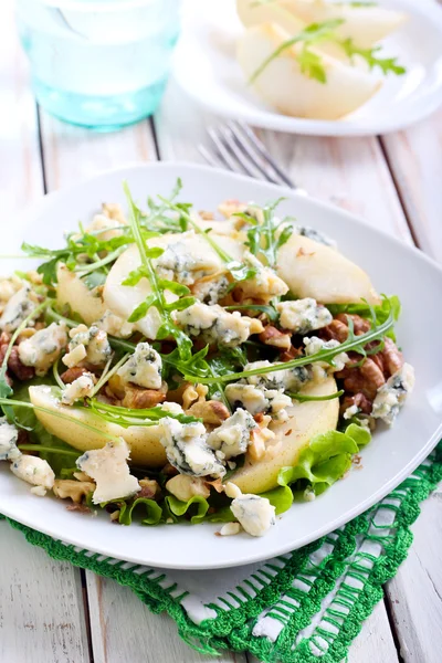 Pear, blue cheese and nut salad — Stock Photo, Image