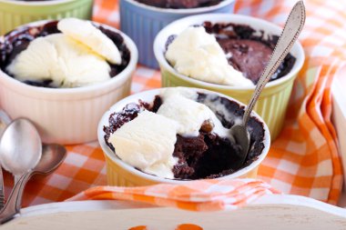 ROM ve üzümlü Çikolatalı pudingi 