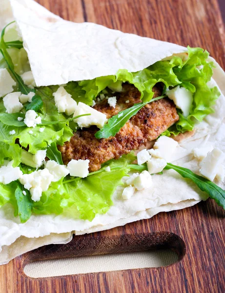 Tortilla com peito de frango — Fotografia de Stock