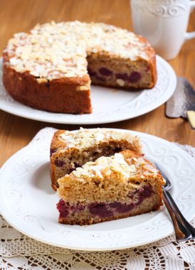 Kiraz ve kahve kek tepesi badem 