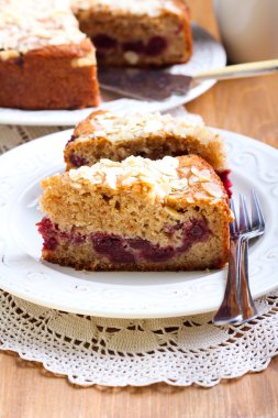 Kiraz ve kahve kek tepesi badem