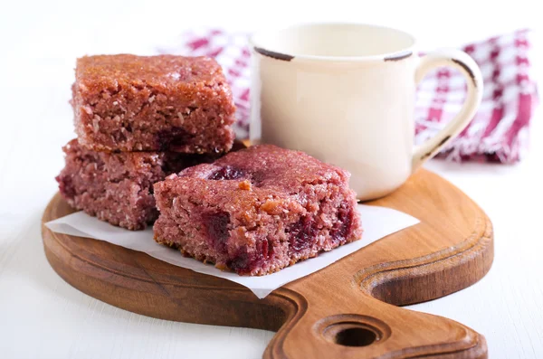 Carrés de gâteau à la noix de coco et cerise aigre — Photo