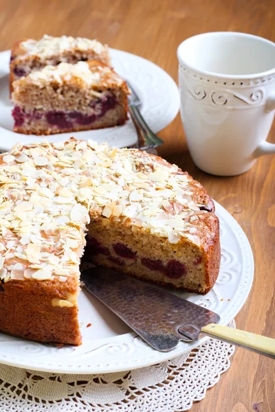 Cereja e amêndoa bolo de café de cobertura — Fotografia de Stock