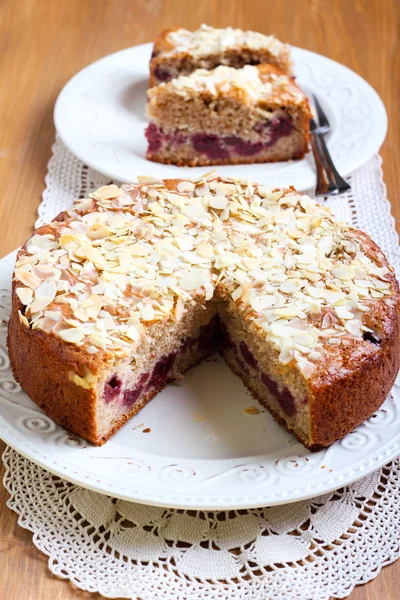 Cereja e amêndoa bolo de café de cobertura — Fotografia de Stock