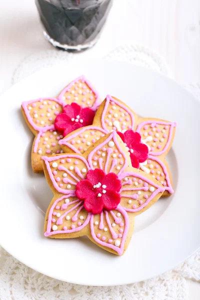 Kształcie kwiatów urządzone pikantne ciasteczka — Zdjęcie stockowe