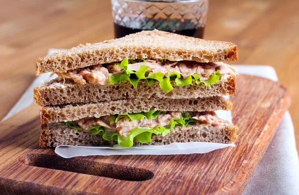 Sandwiches de atún y pan moreno —  Fotos de Stock
