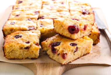 Elma ve meyve traybake