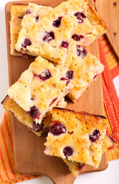Apple and berry traybake slices on board — Stock Photo, Image
