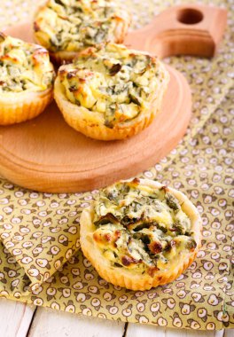 Peynirli ve ıspanaklı pasta börek 