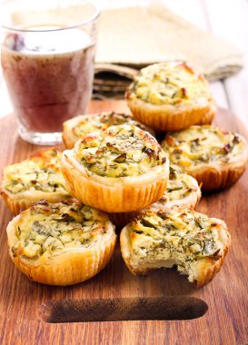 Peynirli ve ıspanaklı mini turta 