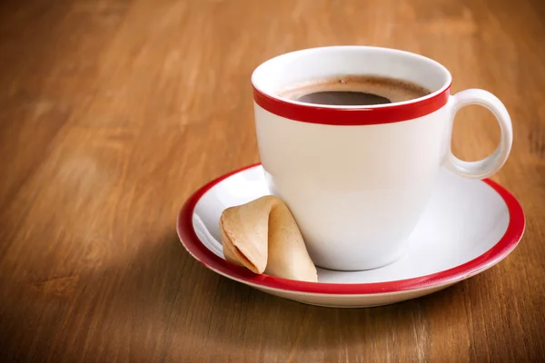 Xícara de café e bolacha da sorte — Fotografia de Stock