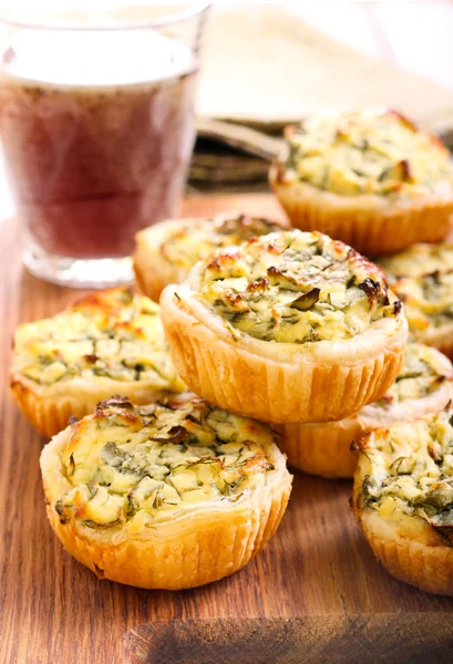 Cheese and spinach mini pies — Stock Photo, Image