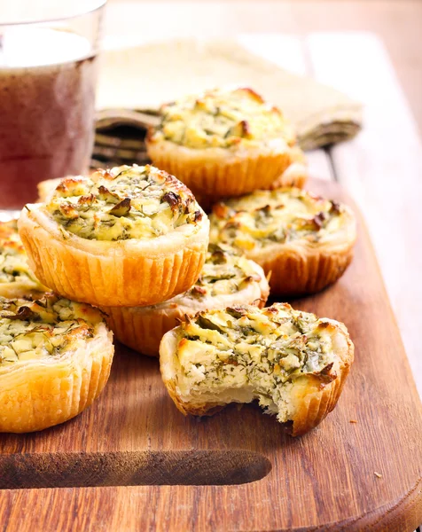 Cheese and spinach mini pies — Stock Photo, Image