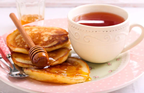 Pancakes with honey — Stock Photo, Image