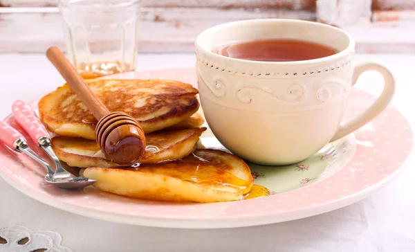 Pancakes with honey — Stock Photo, Image