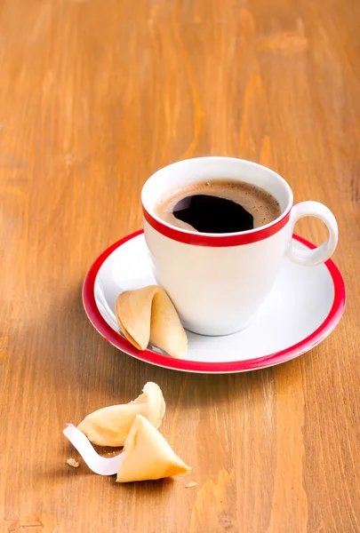 Xícara de café e bolacha da sorte — Fotografia de Stock