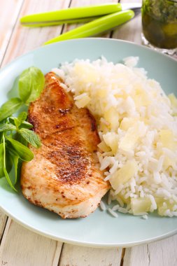 Izgara tavuk göğsü. 