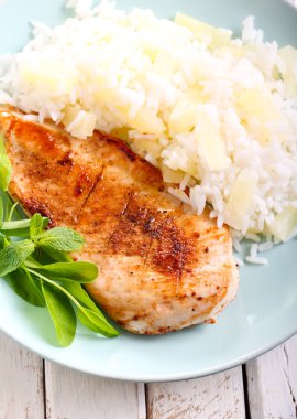 Izgara tavuk göğsü. 