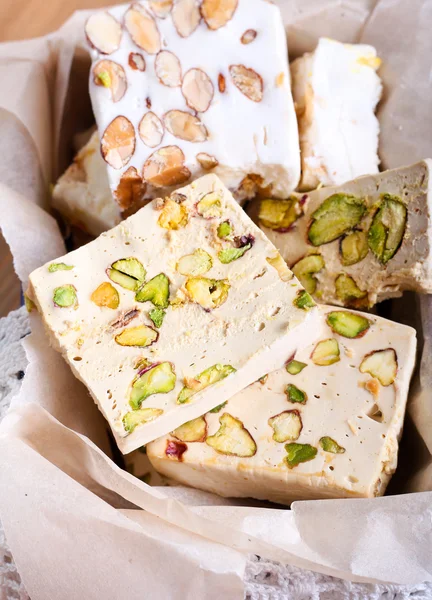 Honung och olika sorters nöt nougat — Stockfoto