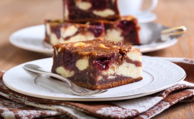 Vişneli cheesecake mermer kek 