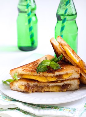 İncir reçeli ve peynirli ızgara sandviç 