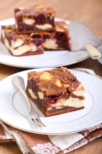Cherry cheesecake gemarmerd brownies — Stockfoto