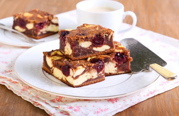 Bolo de queijo de cereja brownies marmoreados — Fotografia de Stock