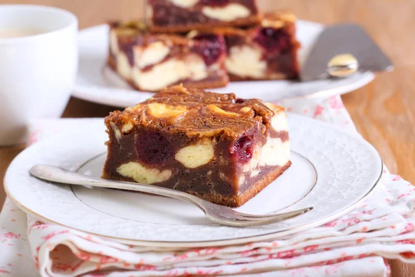 Gâteau au fromage cerise brownies marbrés — Photo