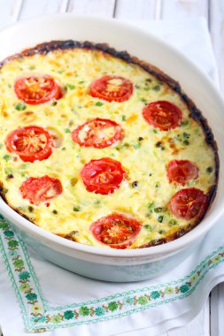 Kabak, bezelye, peynir ve domates frittata 