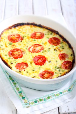 Kabak, bezelye, peynir ve domates frittata 