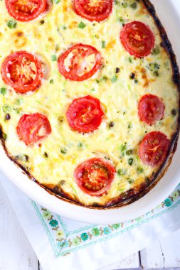 Kabak, bezelye, peynir ve domates frittata