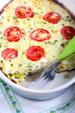 Kabak, bezelye, peynir ve domates frittata