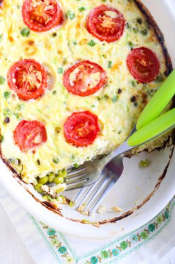 Kabak, bezelye, peynir ve domates frittata