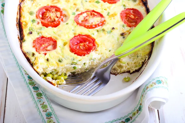 Courgette, peas, cheese and tomato frittata — Stock Photo, Image