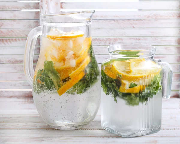 Citrus and mint sparkling water in jars — Stock Photo, Image