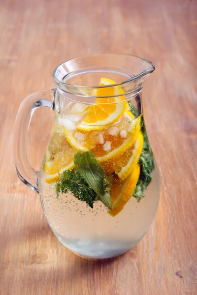 Citrus and mint sparkling water — Stock Photo, Image