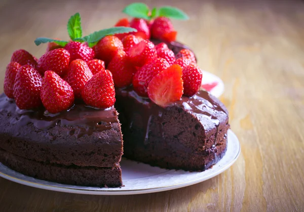 Bolo de chocolate de duas camadas — Fotografia de Stock