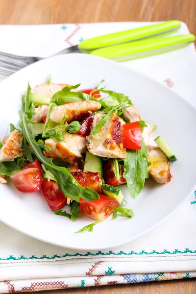 Peito de frango, foguete, pepino e salada de tomate — Fotografia de Stock