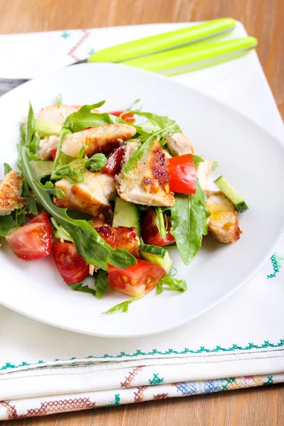 Chicken breast, rocket, cucumber and tomato salad — Stock Photo, Image