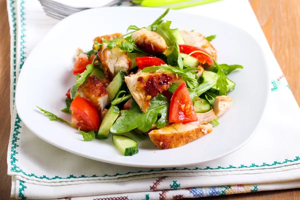 Chicken breast, rocket, cucumber and tomato salad — Stock Photo, Image