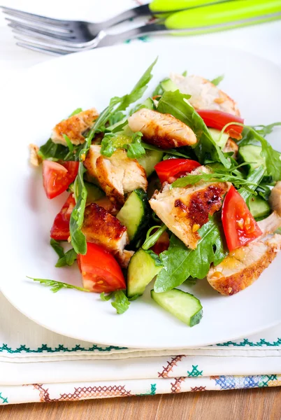 Chicken breast, rocket, cucumber and tomato salad — Stock Photo, Image