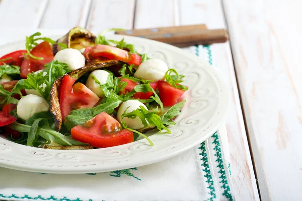 Courgette, mozzarella, tomaat en rucola — Stockfoto