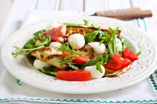 Цуккини, моцарелла, томатный и ракетный салат — стоковое фото