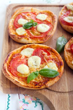 Mini pizza domates ve mozzarella peyniri 