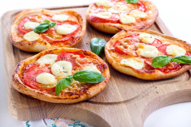 Mini pizza domates ve mozzarella peyniri 