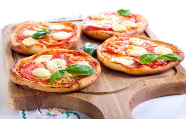 Mini pizza domates ve mozzarella peyniri 