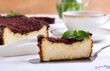 Peynirli kek çikolata tepesi ile