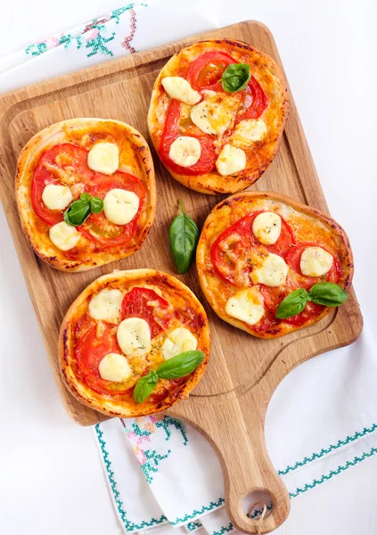 トマトとモッツァレラチーズのミニピザ — ストック写真