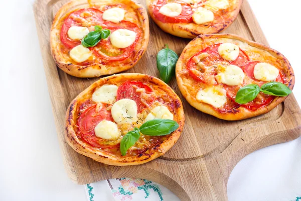 Mini-Pizzen mit Tomaten und Mozzarella — Stockfoto