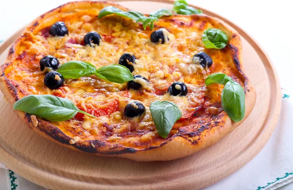 Rajčaty, bazalkou a olivovým mini pizza — Stock fotografie